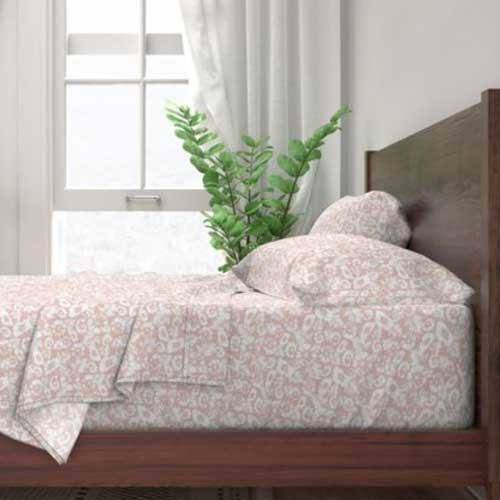 Bed sheets with floral silhouette in pink and white